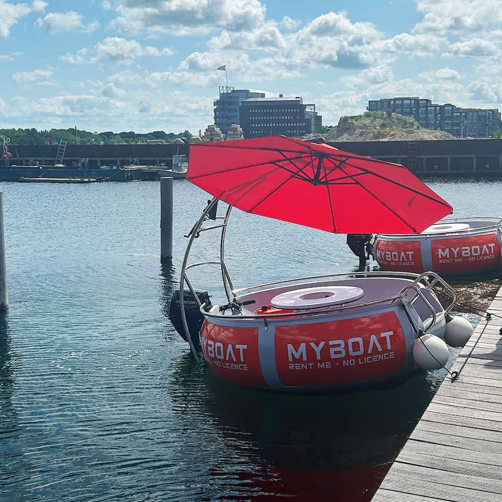 MyBoat-Donutboote mit Sonnenschirm im Hafen von Kopenhagen